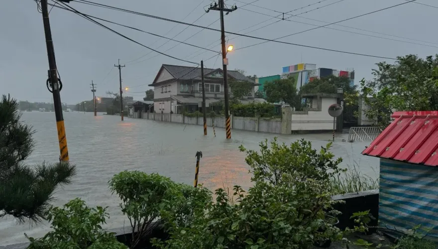 我家門前有小河！大雨淹出「宜蘭威尼斯」看不見馬路　居民真的傻了