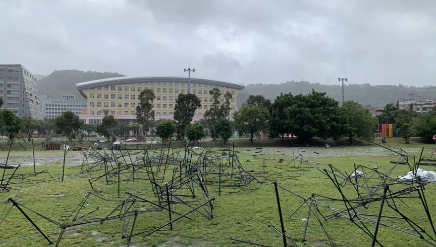 搞什麼鬼！天母萬聖節場地遭大雨砸毀　全成一片爛泥