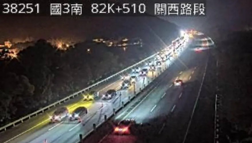 夜遊注意！國3北向83.7K關西段「跑車追撞」　後方塞成車龍速度剩50