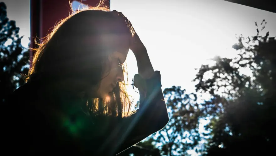 我的媽厲害了！爸走在路上被車撞　母怪女兒：「不結婚」害的