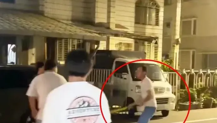 影/斧頭幫出沒？中壢單純停車糾紛…狂男竟持斧頭當街劈人　過程全被錄