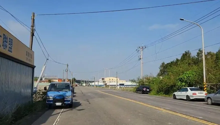 影/沒有看錯！屏東萬丹漁船「勾斷道路電線」　受災停電戶數曝光