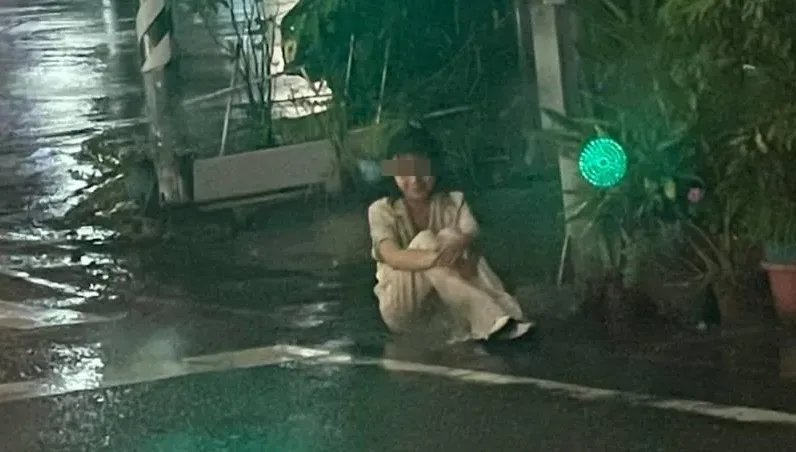 靈異現象？台東妹子雨中獨坐街頭詭笑　網友：微笑令人不寒而慄