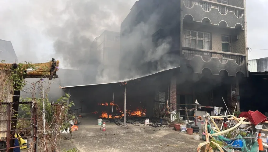 影/台南永康民宅火警！1樓火舌四竄狂燒　現場緊張畫面曝