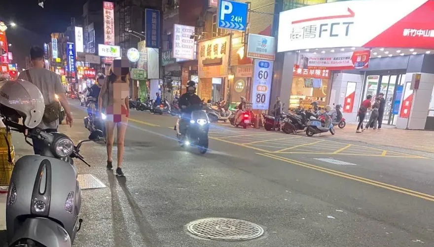 扯！新竹鬧區「紅內褲裸女」閒晃突然蹲下來　疑吸毒恍惚