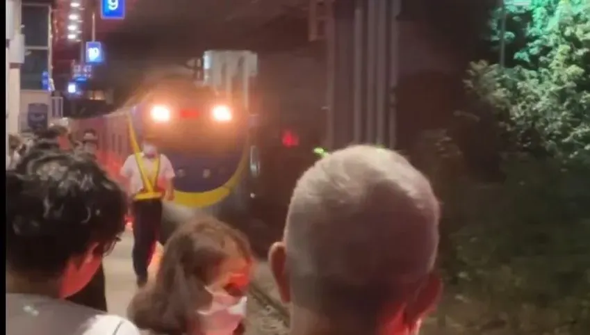 別當低頭族！高中生墜新烏日站鐵軌險喪命　台鐵證實：滑手機沒看路