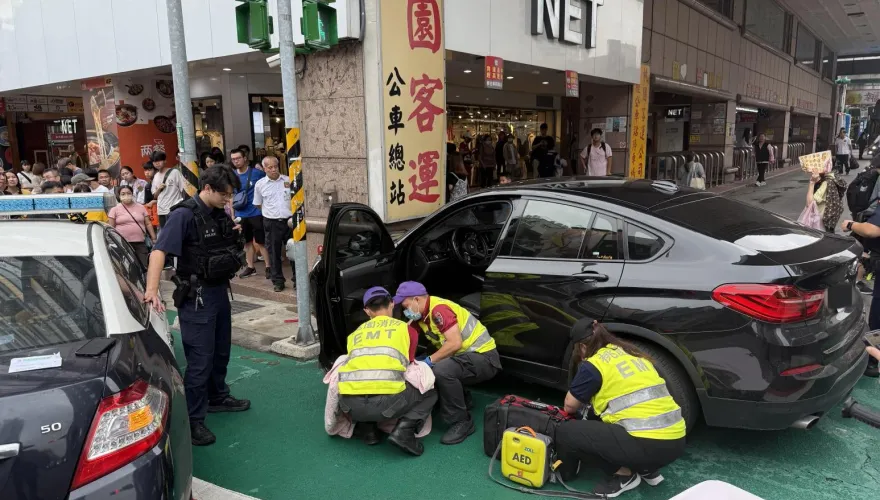 影/中壢男開車「腦出血」撞客運總站昏迷　警破窗搶救幸無礙
