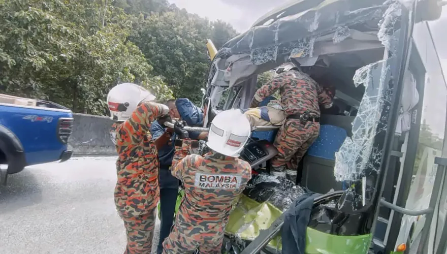 霹靂州重大車禍釀1死10傷　遊覽車司機竟是「毒品通緝犯」疑毒駕釀禍