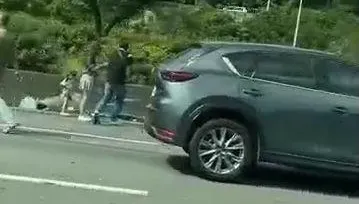 影/先自撞再被撞！國1林口段兩車碎爛、58歲男被夾死　四口家站路肩待救