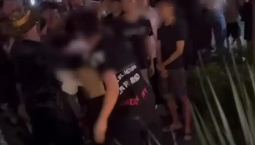 影/北市信義區威秀商圈開打！萬聖夜搶妹子　2高中男單挑變群架