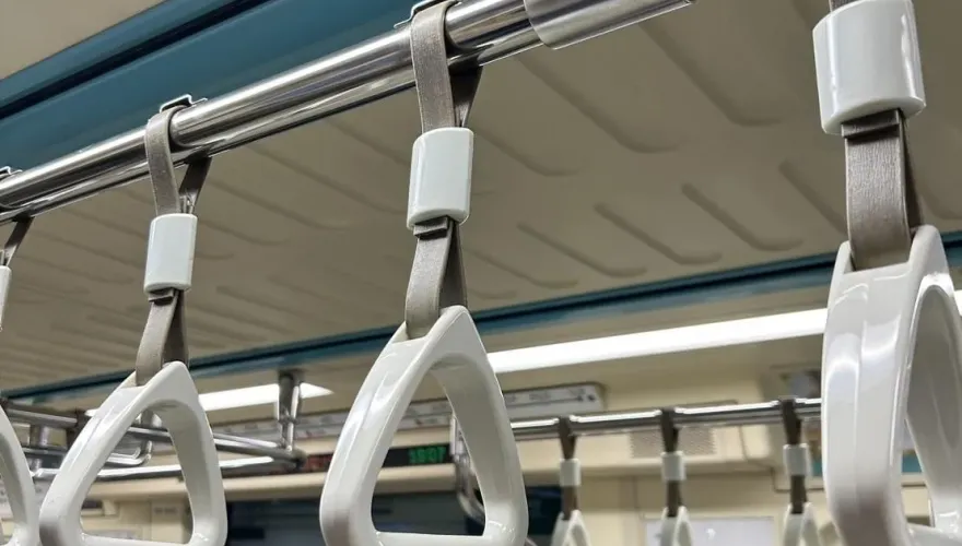 攻擊事件頻傳！北捷11站5列車增貼「禁帶危險品」標示　確保乘客安心搭乘