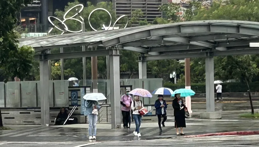 鋒面挾雨彈夜襲！全台降溫防強降雨　薔蜜週日最接近台灣