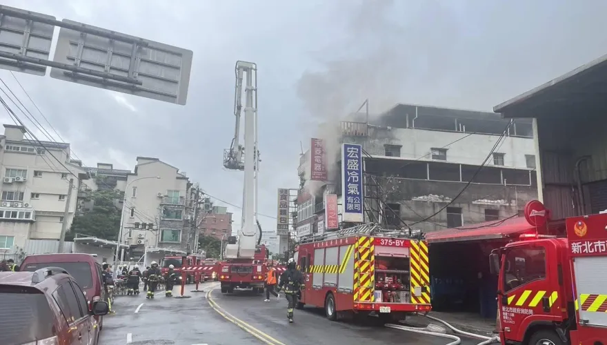 新莊公寓出勤！3消防員氣瓶耗盡「急喊Mayday」獲救　險命喪火窟