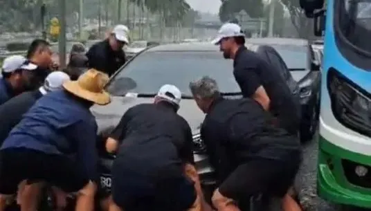 違停車擋路！吉隆坡外籍遊客合力「徒手移車」　大馬網友：好丟臉