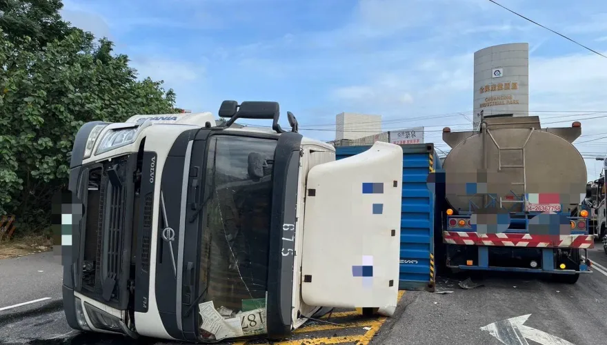 彰化嚴重事故！貨櫃車下中彰大橋出事　轉彎時翻覆重壓槽車傷者狀況曝