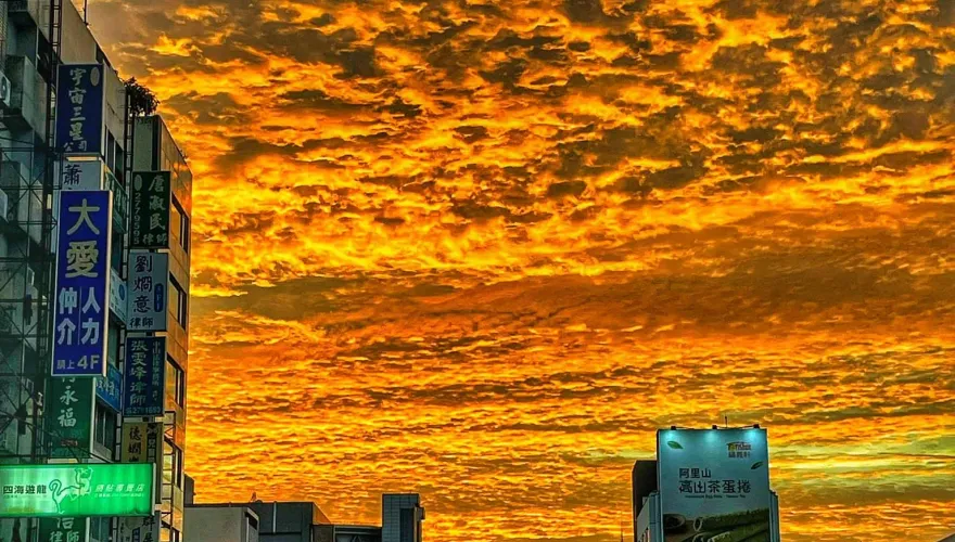 嘉義街頭颱風前驚見「大片火燒雲」　氣象站：水氣旺盛形成奇景