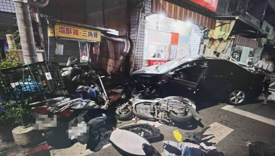 影/像颱風過境！台南29歲男「轉彎失控」橫掃9機車、5住家　驚悚畫面曝