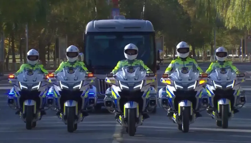 車牌寫8字送祝福！神舟十九號出征轉運車首換「紅旗」　5禮賓摩托車護衛