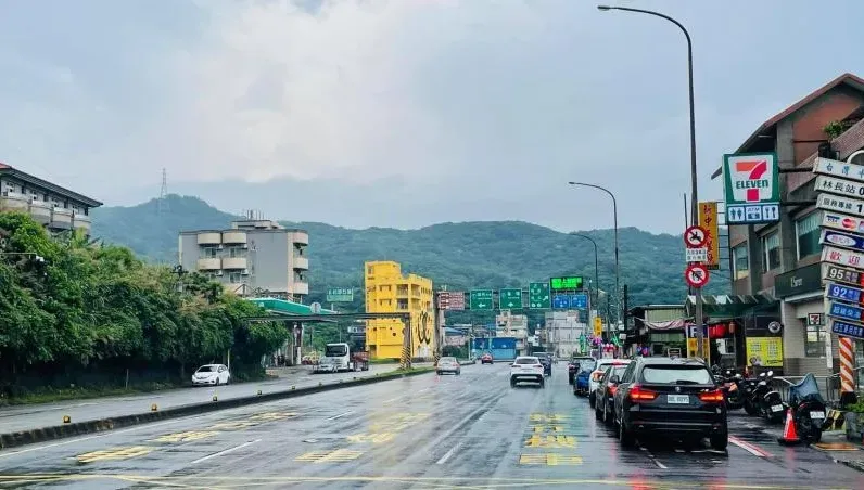 康芮颱風來勢洶洶！氣象署發布陸上警報　「8路段」恐實施交管