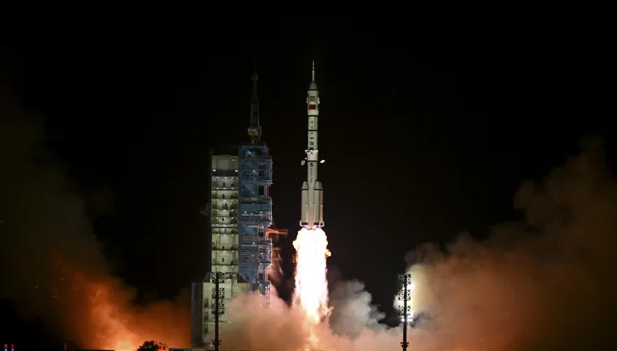 影/3太空人比心！陸「神舟十九號」今凌晨發射成功　震撼畫面曝