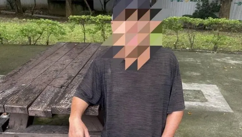 跨坐YouBike烤秋情被抓到！公園怪男狡辯：我在抓癢　覺得無辜但警察不信