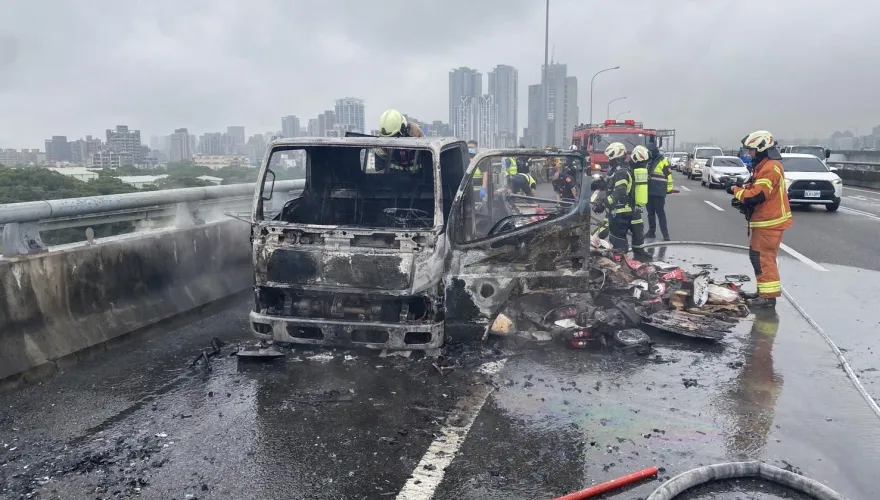 影/五楊高架南向驚見火球！小貨車林口段陷火燒車　70歲駕駛急跳車逃生