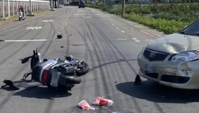 台中潭子路口驚魂！騎士遭左彎車「擊落」噴飛　緊急送醫搶救