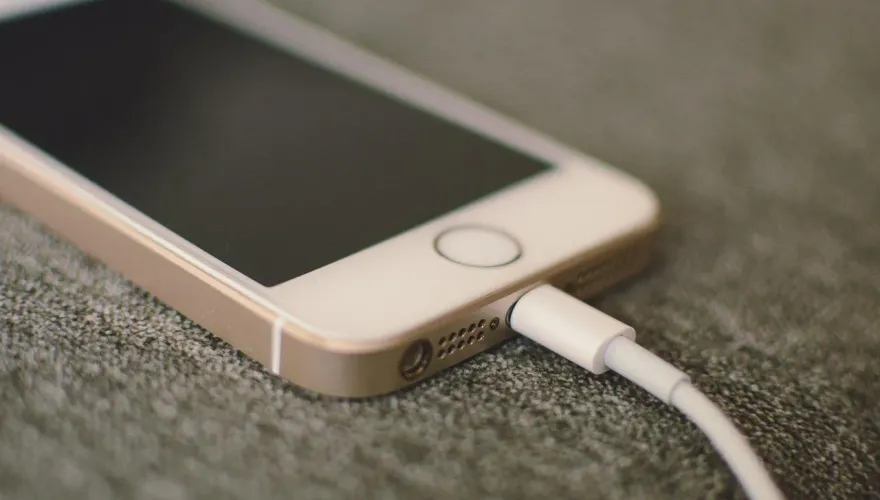 iPhone耗電太快？快刪除「防毒軟體、桌面小工具」App　專家曝原因