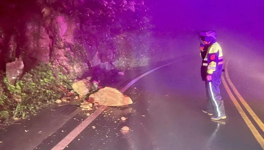 影/現場畫面曝！九份102縣道土石坍方　大量巨石崩落警趕赴警戒排除