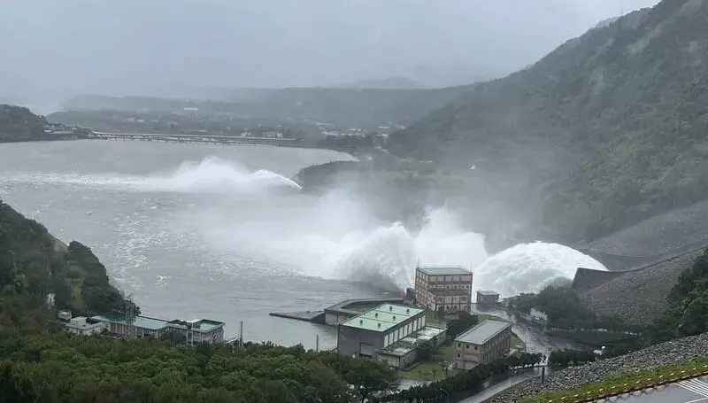 影/小鋼炮「康芮」挾豪雨襲台 ！石門水庫「灌滿滿」　2年來首度開啟溢洪道洩洪