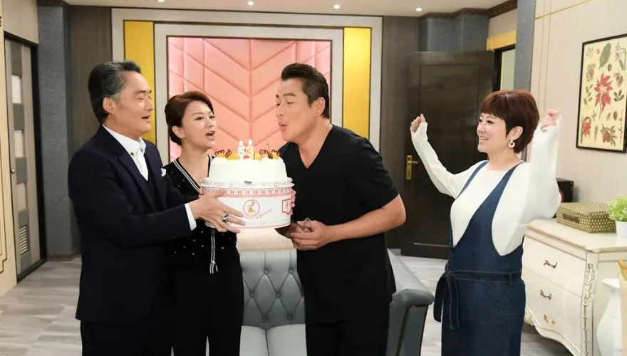 江宏恩慶生「老婆」劉曉憶送驚喜！江國賓爆昔「high到脫褲」私下互動曝