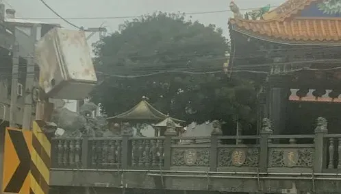 最開心「災情」？康芮強風吹斷苗栗測速照相桿　網笑虧：為民除害