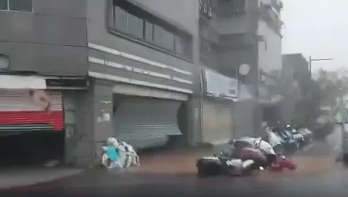 影/康芮颱風太恐怖！台東市區鐵捲門被吹毀　多起路樹倒塌、部落大停電