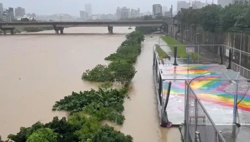 康芮帶來驚人雨量！基隆河暴漲「淹過腳踏車道」　11/1初一漲潮恐淹沒河堤