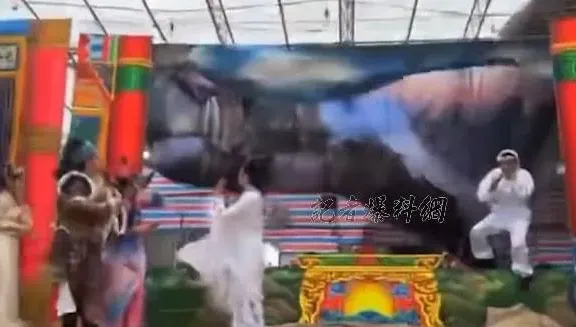 影/無懼颱風康芮結局慘！澎湖廟宇歌仔戲照演　天棚遭吹飛急收場