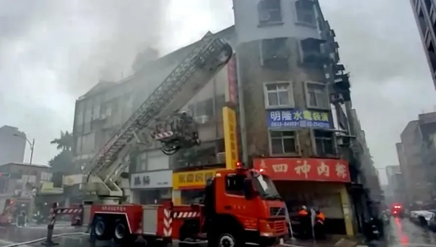 康芮強風助火勢！北市中山區公寓頂加火警　濃煙狂竄警消灌救疏散6人