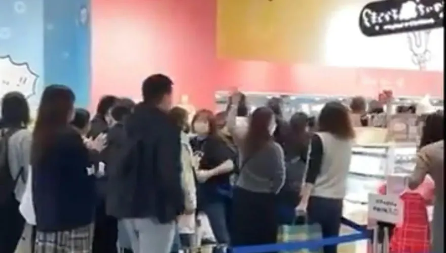 影/插隊還撈別人籃子！陸大媽新宿瘋搶「吉伊卡哇」　場面混亂店家急關門