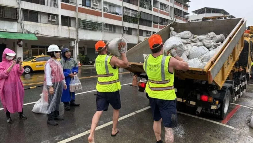 澳洲消防猛男來台參訪遇康芮　清水溝初體驗嘆：比打火還累