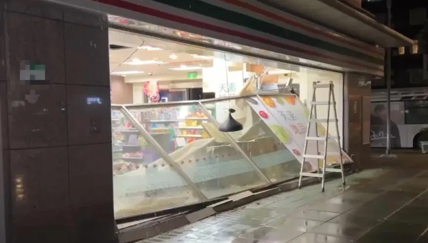 影/北市悲情颱風超商！遭康芮狂吻整片落地窗應聲倒    廠商頭痛