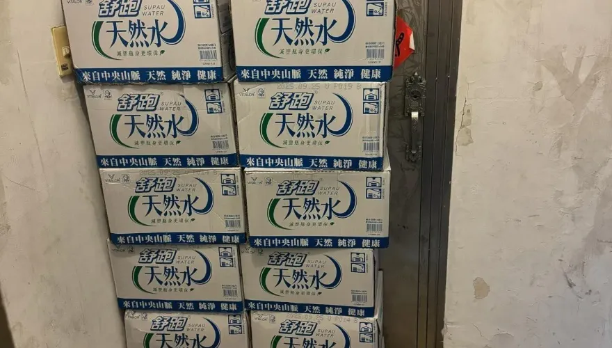滿是怨氣？鄰居月訂10箱礦泉水　「送貨員幫搬上樓」這樣放全網笑翻