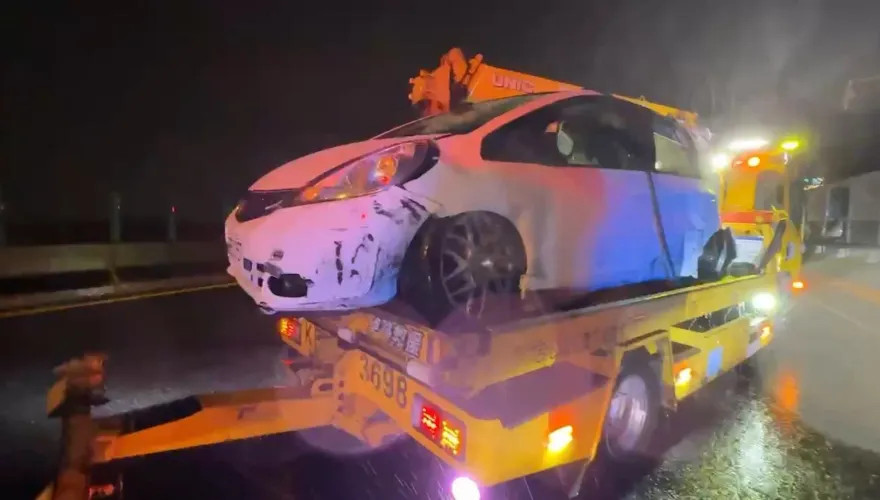 影/康芮釀災！台中滿目瘡痍　路樹倒塌砸中汽車、2自小客自撞受傷