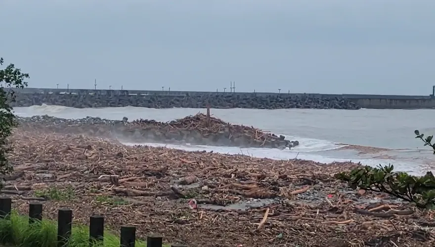 強颱樺加沙將發陸警！民眾勿擅撿漂流木　遠離河川、沿海區域
