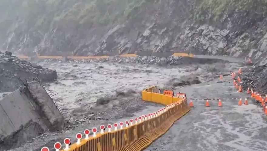影/台20線南橫明霸克露橋便道又沖毀！高雄3里淪孤島　緊急架流籠運物資
