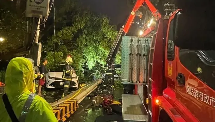 內湖男買晚餐電線桿壓爆頭慘死　檢警相驗母、妹悲痛現身殯儀館