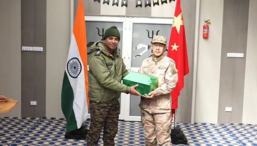 影/中印回暖！兩軍士兵在邊境共慶排燈節　中方送「川劇變臉」玩偶引猜想