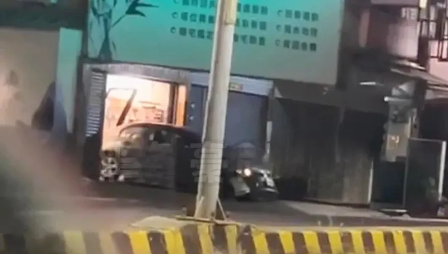 影/颱風夜29秒尋仇片！台南驚見黑轎車「3度倒車撞」　禮儀公司門面全毀