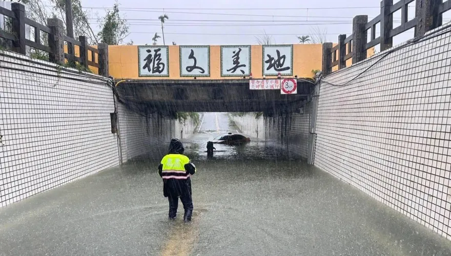台東小黃誤入積水地下道！車拋錨駕駛站水中不肯走　竟是在為生計發愁