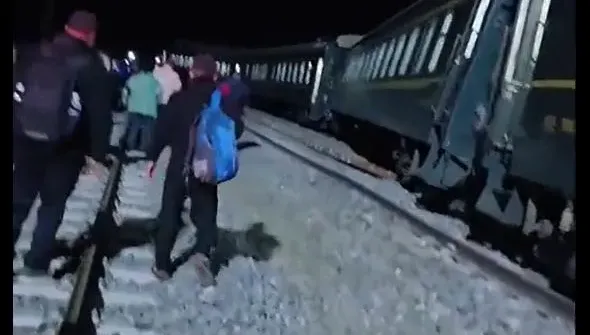影/黑龍江列車行駛中突脫軌　乘客回憶心有餘悸直呼「很害怕」