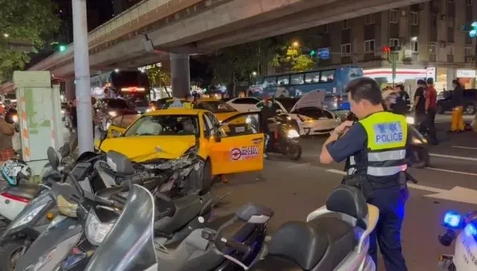 撞擊瞬間曝光！北市大安區特斯拉小黃衝撞車頭爆開　幸3人送醫後無礙