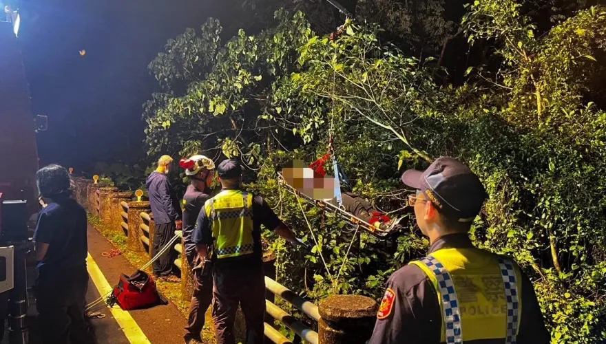 影/遊阿里山開車失控！4人疑路況不熟墜10米山谷　嘉義消防派吊掛救出